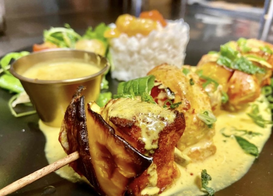 Brochette grillée, sauce au curry et riz
