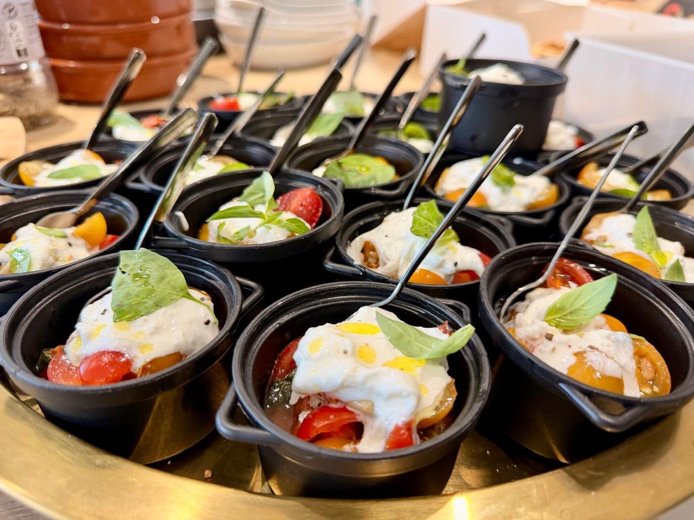 Verrines de burrata et tomates en cocotte noire