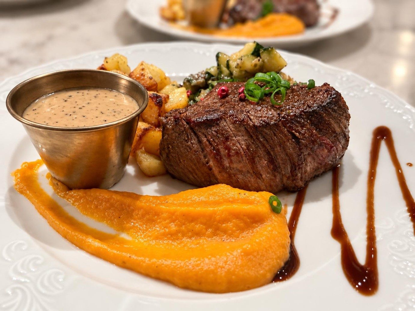 Filet de bœuf, sauce au poivre et purée de carottes