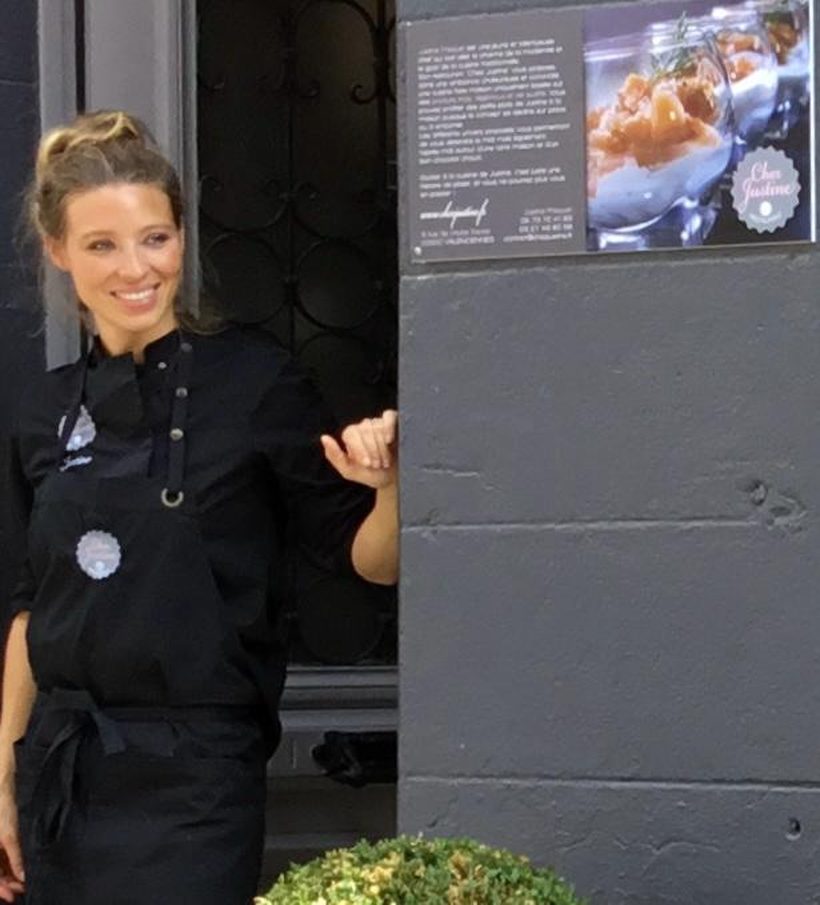 Justine devant son établissement Chez Justine à Valenciennes