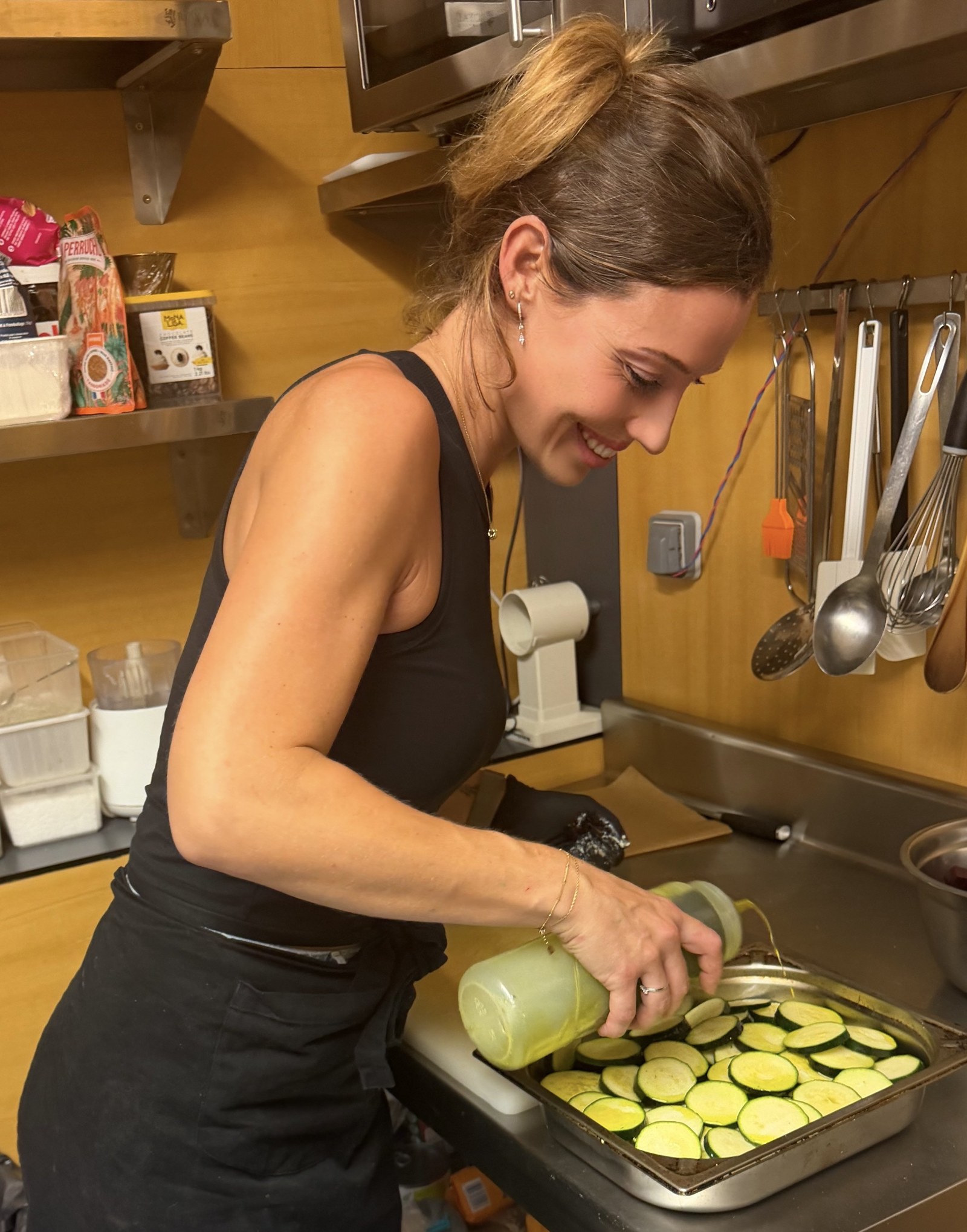 Justine Maréchalle en cuisine, préparant un plat