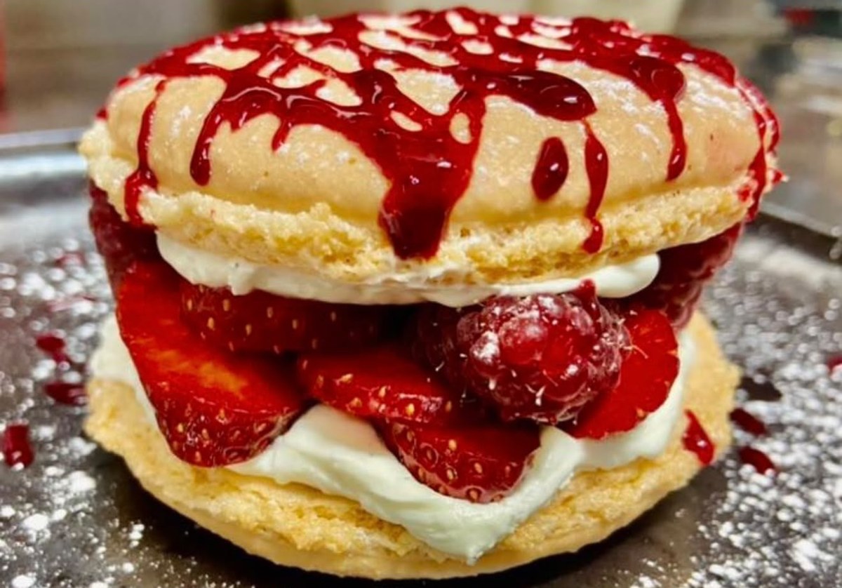 Macaron géant fraises et framboises fait maison