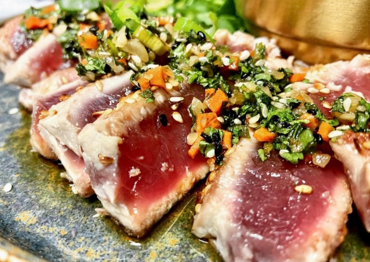 Tataki de thon rouge, sésame et herbes fraîches