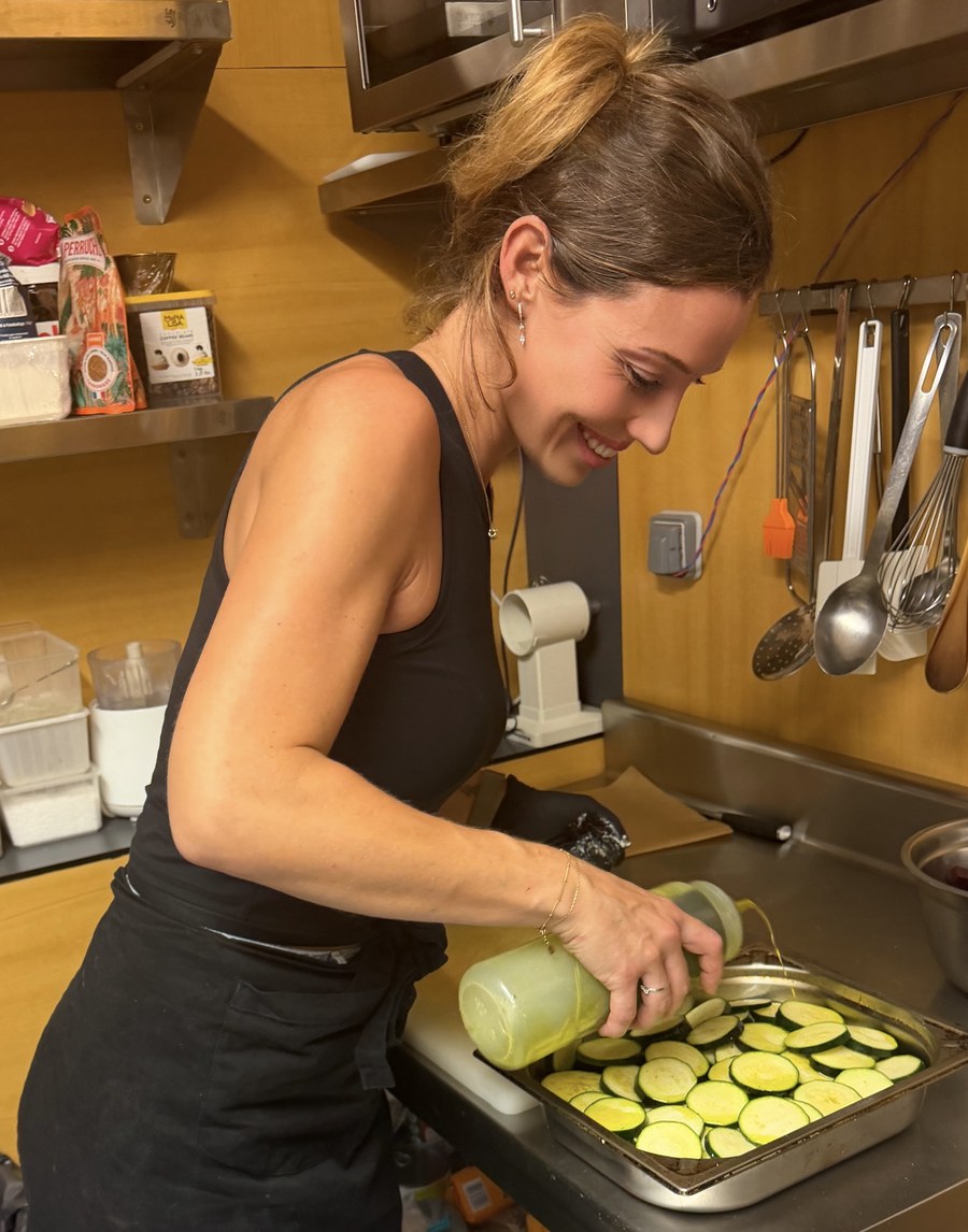 Justine préparant des légumes en cuisine