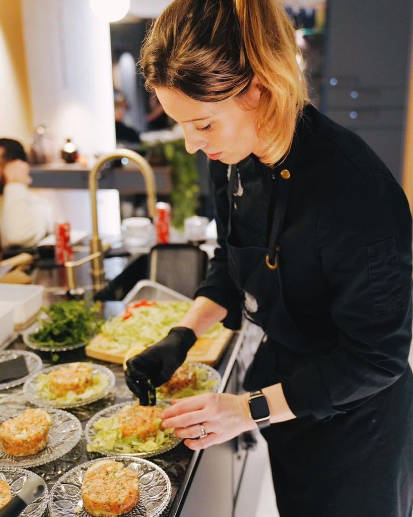 Justine dressant des assiettes chez un client