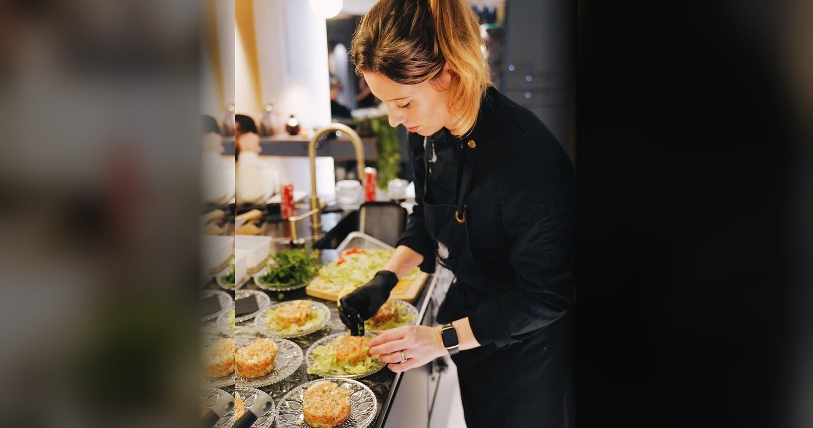 Justine dressant une table, Chez Justine à Valenciennes
