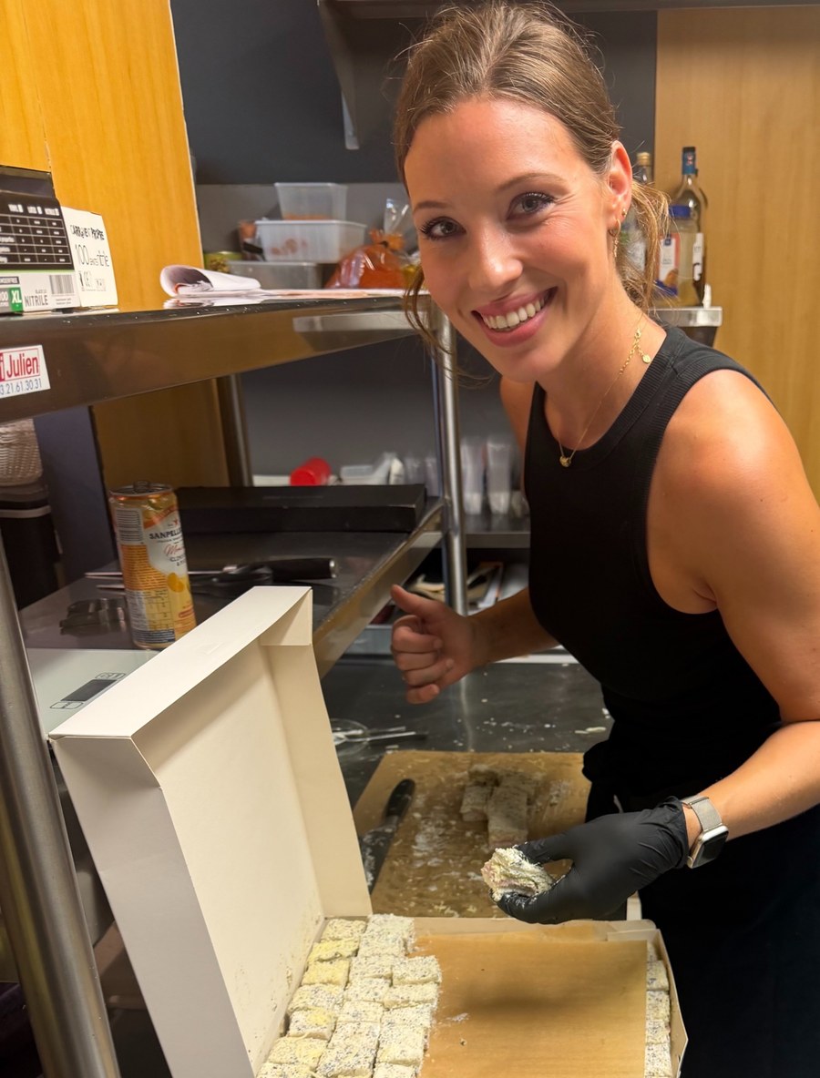 Justine Maréchalle, cheffe souriante en cuisine