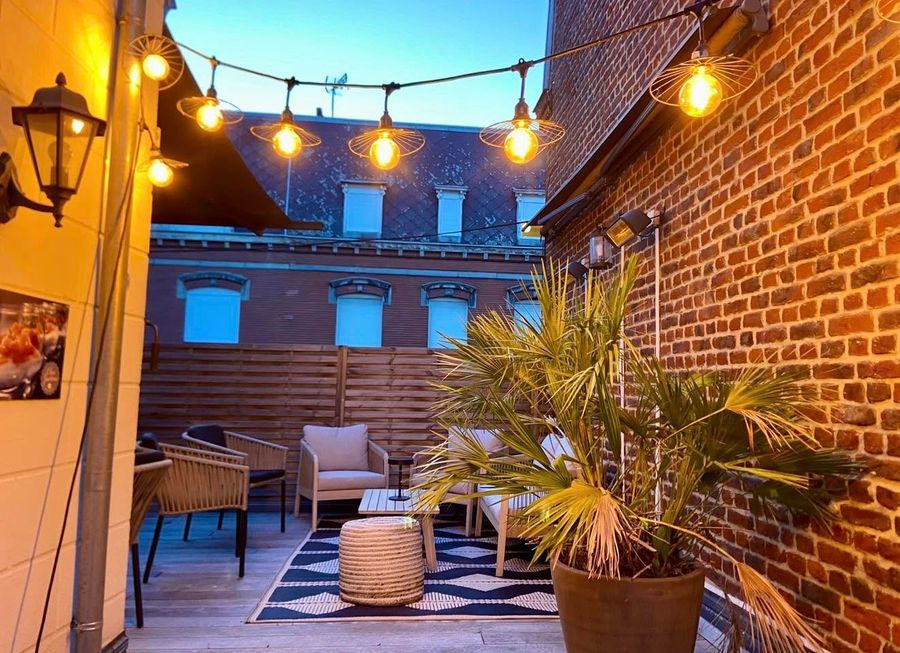 Terrasse illuminée en soirée