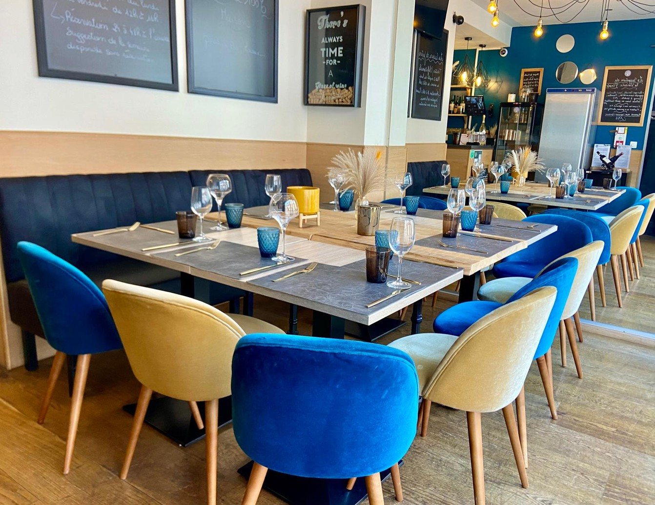 Salle aux chaises bleues et dorées, grande table dressée