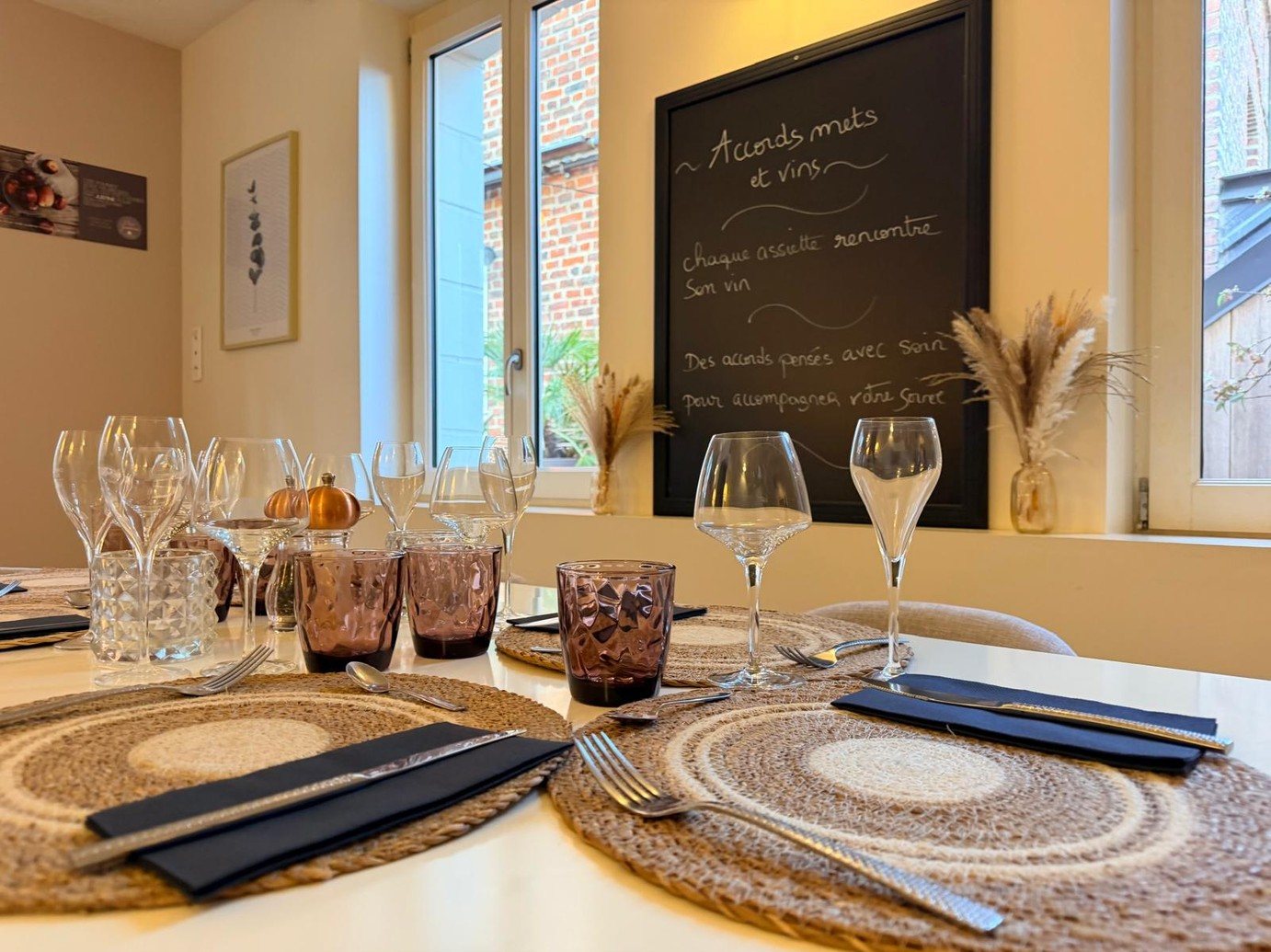 Table dressée, verres et ardoise des accords mets et vins