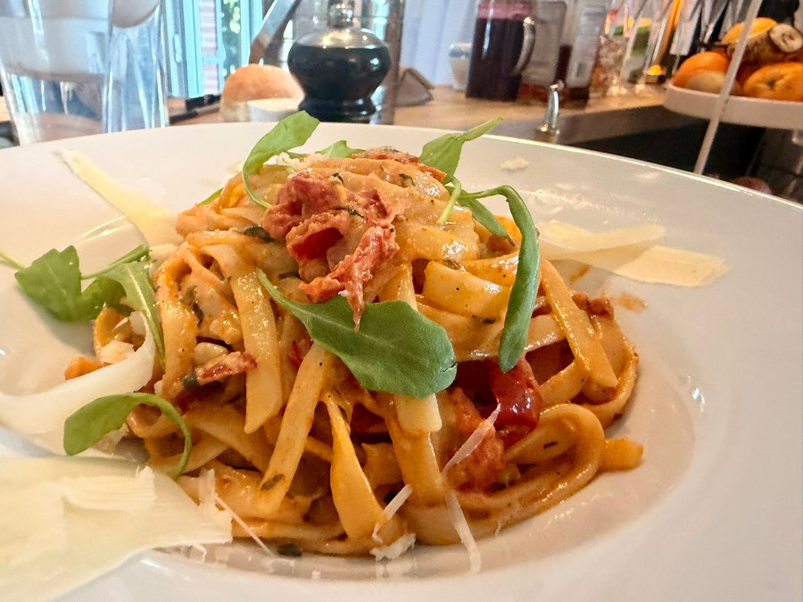 Tagliatelles, tomates confites et roquette