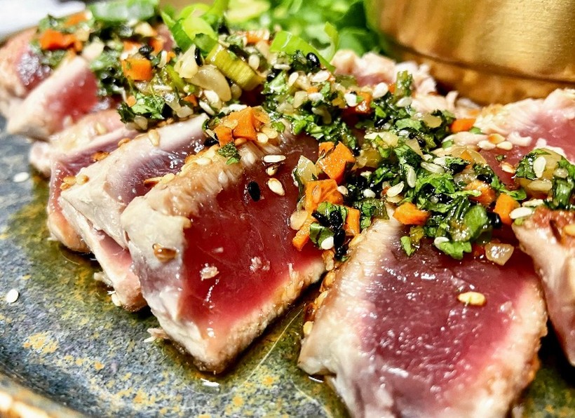 Tataki de thon rouge, sésame et herbes fraîches